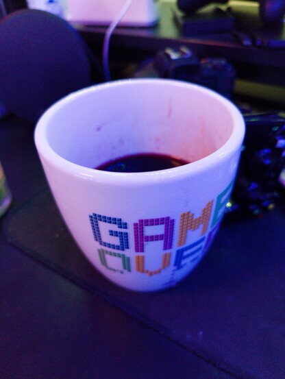 Biały kubek z napisem Game Over z winem grzanym 