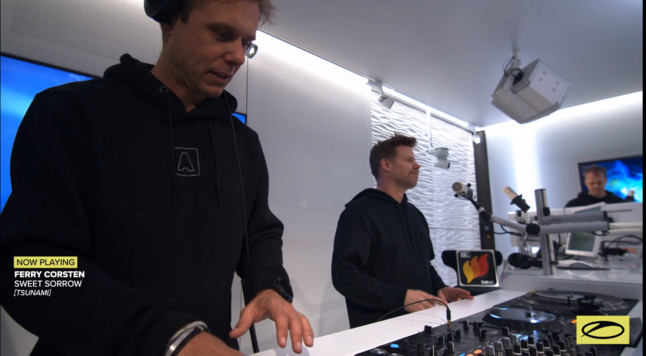 zdjęcie ze streamu A State of Trance, studio ASOT i Armin van Buuren oraz Ferry Corsten za konsoletą