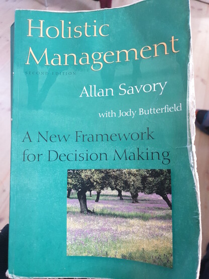 Okładka książki Holistic Management. Autor: Allan Savory i Jody Butterfield, Tytuł: A New Framework for Decision Making