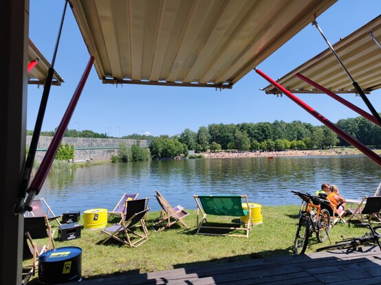 Podobne ujęcie jak na pierwszym zdjęciu tylko telefon jest wyżej i obejmuje brzeg po stronie fotografującego