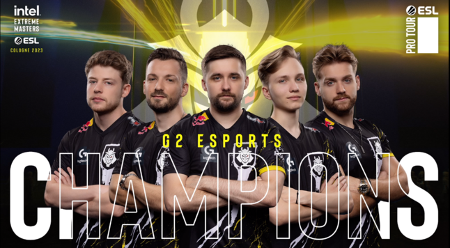 grafika przedstawiająca zwycięzców IEM Cologne - zespół G2, zawodnicy stojący obok siebie z rekoma założonymi na piersi, podpis "G2 Esports Champions", złoto-czarne tło