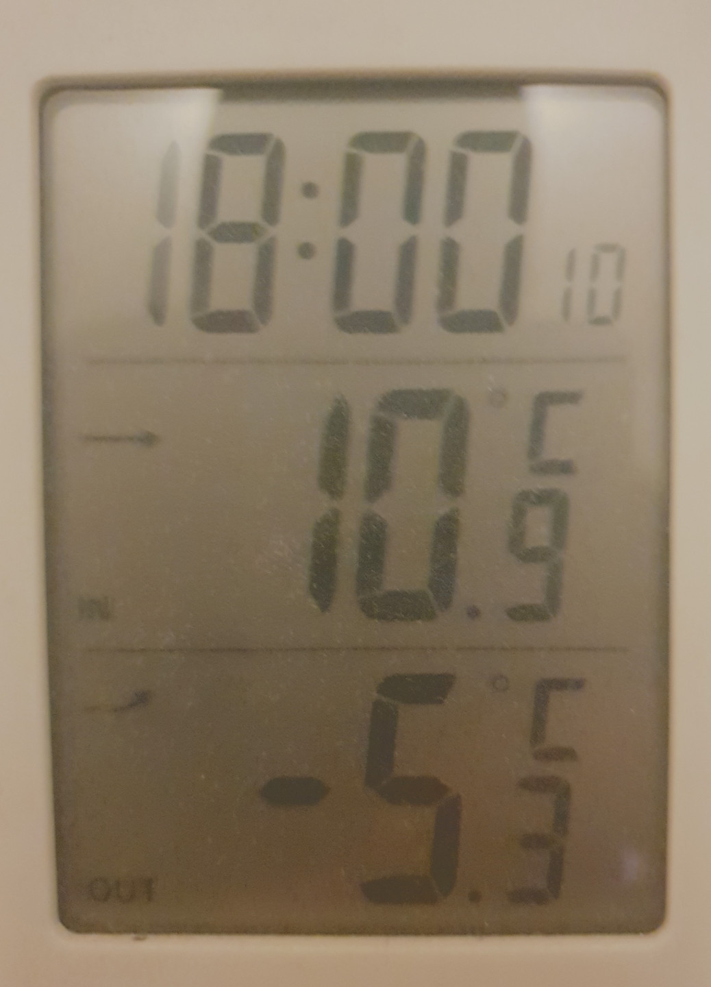 Termometr wskazujący temperaturę wewnątrz domu (10,9 stopni C) i na zewnątrz (-5,3 stopni C)