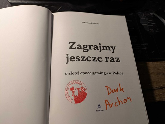 Zdjęcie strony tytułowej książki "Zagrajmy jeszcze raz" z podpisem Darka Archona i pieczątką z podziękowaniem za wsparcie