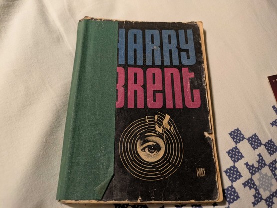 Zdjęcie okładki starej książki "Harry Brent" autorstwa Francisa Durbridge'a (autor i część tytułu są zasłonięte przez naklejoną taśmę).