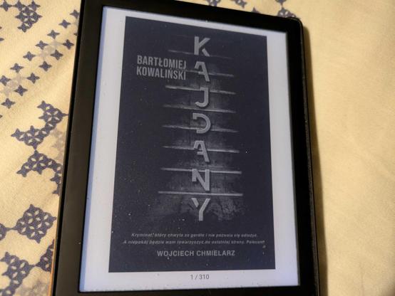 Okładka e-booka "Kajdany" Bartłomieja Kowalińskiego. E-book ma 310 stron.