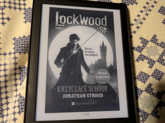 Okładka e-booka "Krzyczące schody" Jonathana Strouda. E-book ma 316 stron.
