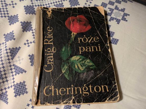 Zdjęcie bardzo uszkodzonej okładki książki "Róże pani Cherington" autorstwa Craig Rice.