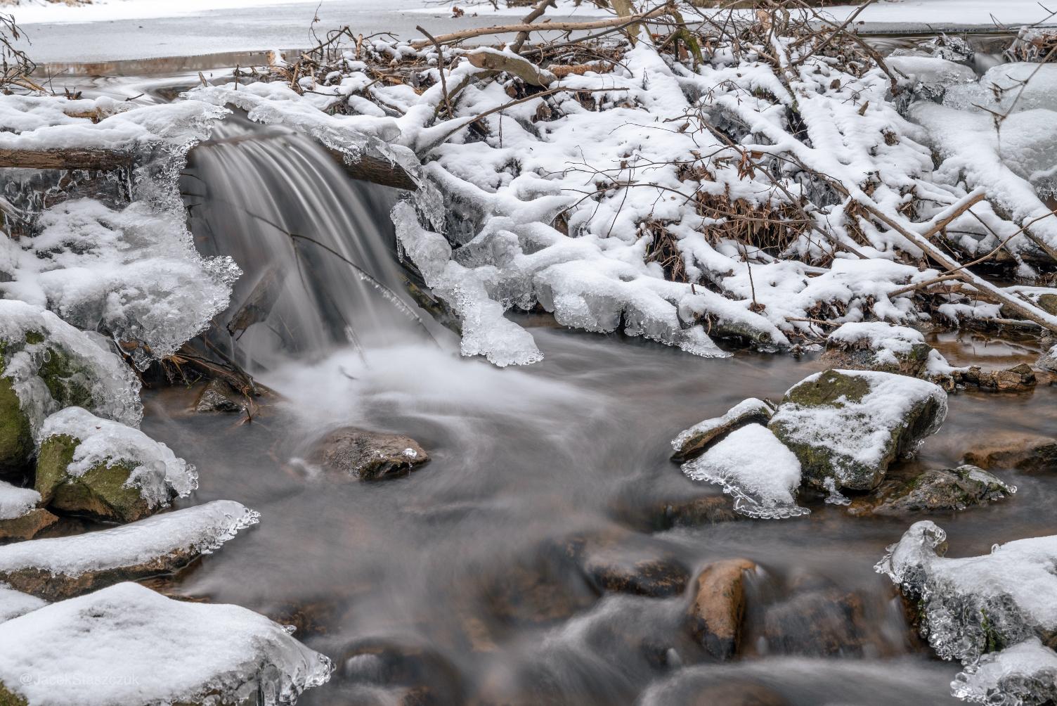 Rozmyty przez filtr ND przepływ wody z tamy wykonanej przez bobry 