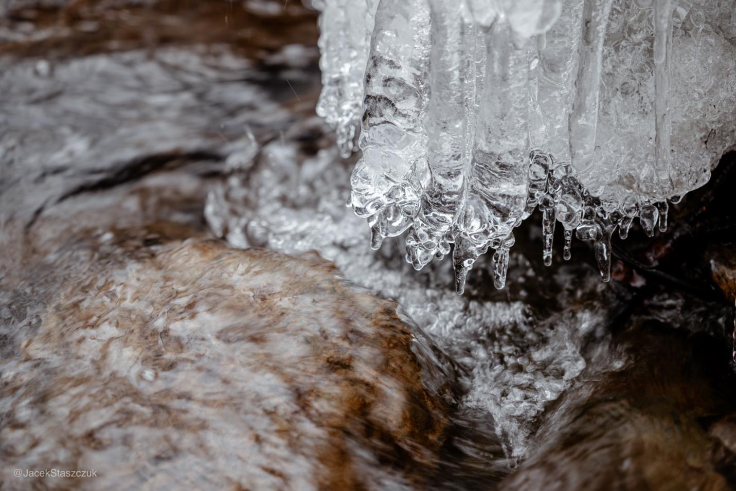Sople powstałe przez rozpryskująca się w rzece wodę 