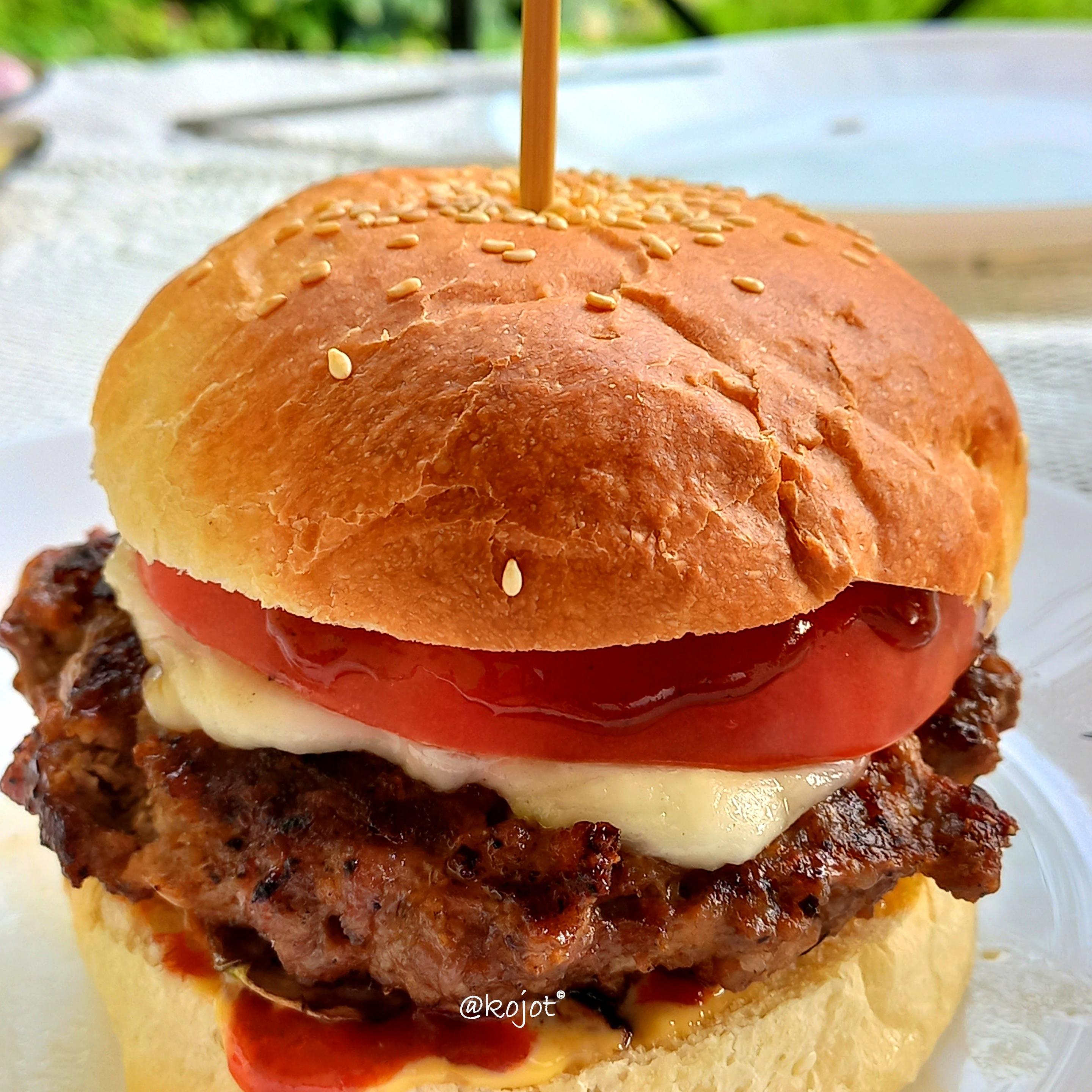 Domowej roboty burger serwowany na tarasie