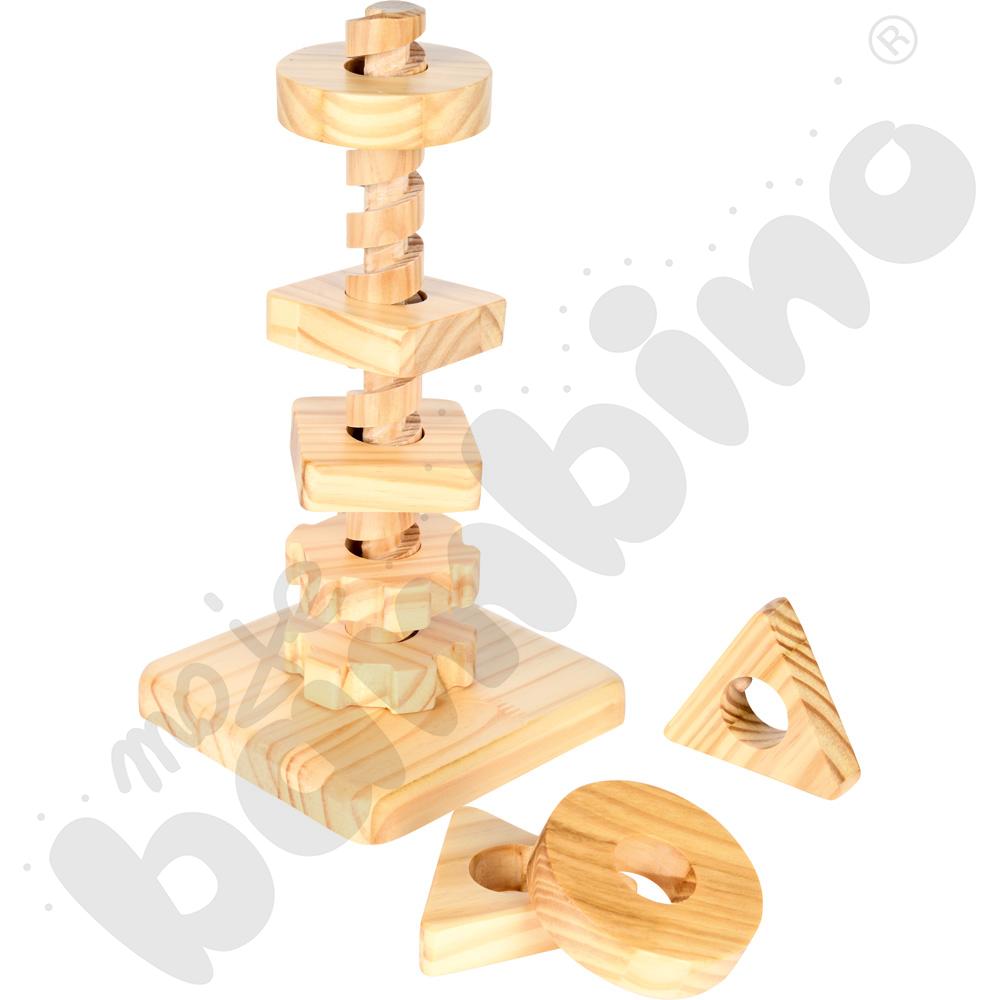 Drewniana wieża z nakrętkami