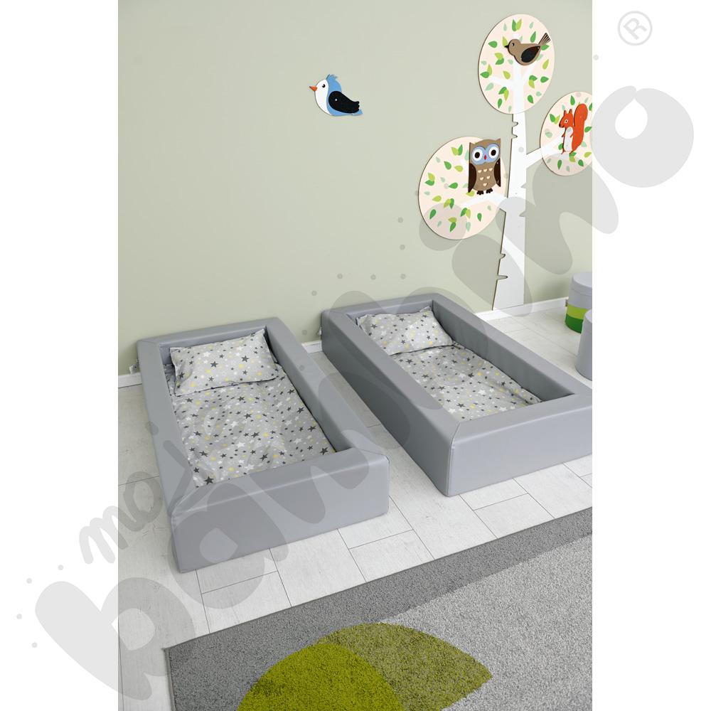 Szare łóżeczko piankowe z materacem