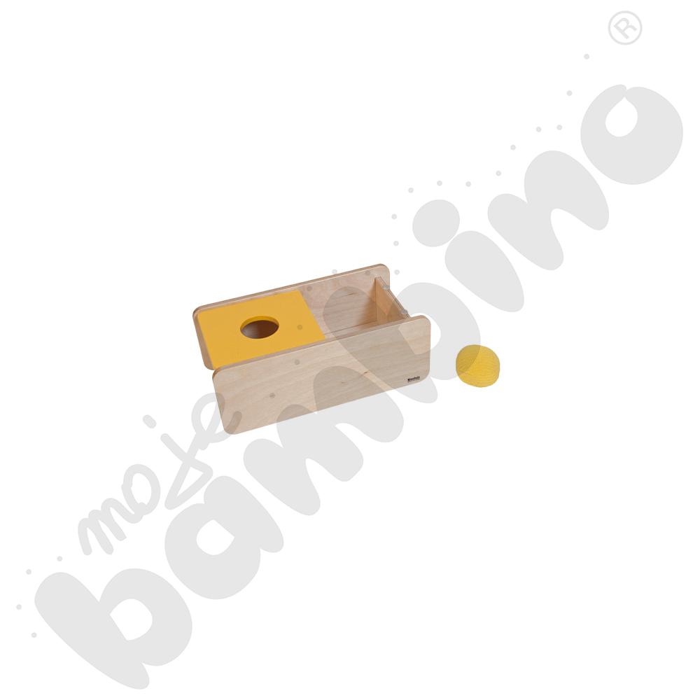 Drewniane pudełko z żółtą pokrywką i piłeczką