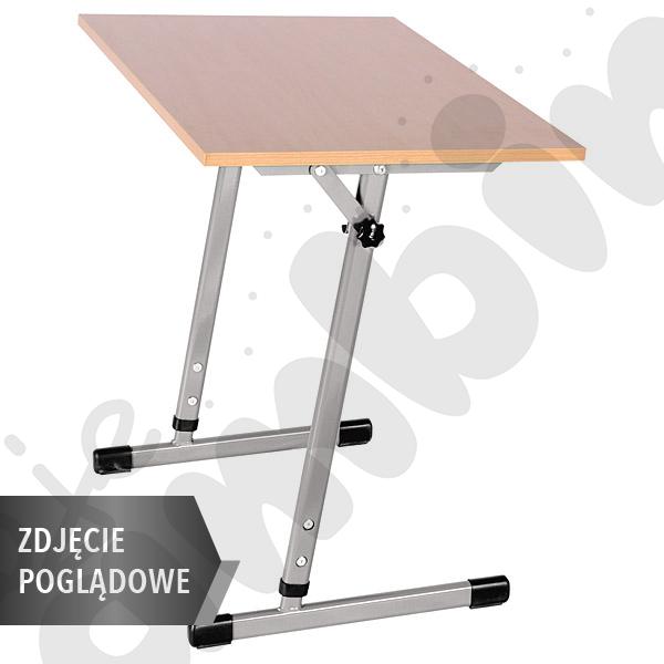 Stół T pochyły 70x50 rozm. 3–4, 1os., stelaż czerwony, blat brzoza, obrzeże ABS, narożniki zaokrąglone