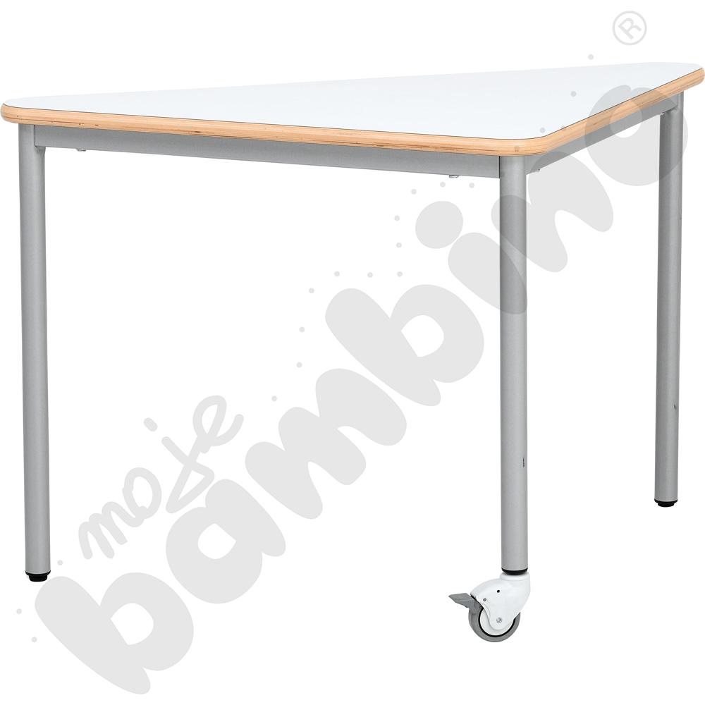 Stół Mila trójkątny 90x90x122, blat HPL biały, narożniki zaokrąglone, rozm. 6 z kółkiem Stół Mila trójkątny 90x90x122, blat HPL biały, narożniki zaokrąglone, rozm. 6 z kółkiem