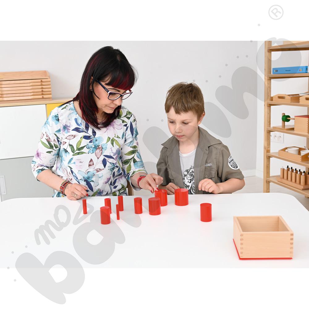 Kolorowe cylindry Montessori