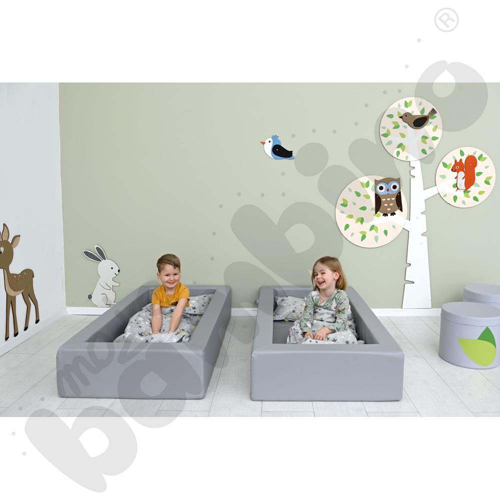 Szare łóżeczko piankowe z materacem