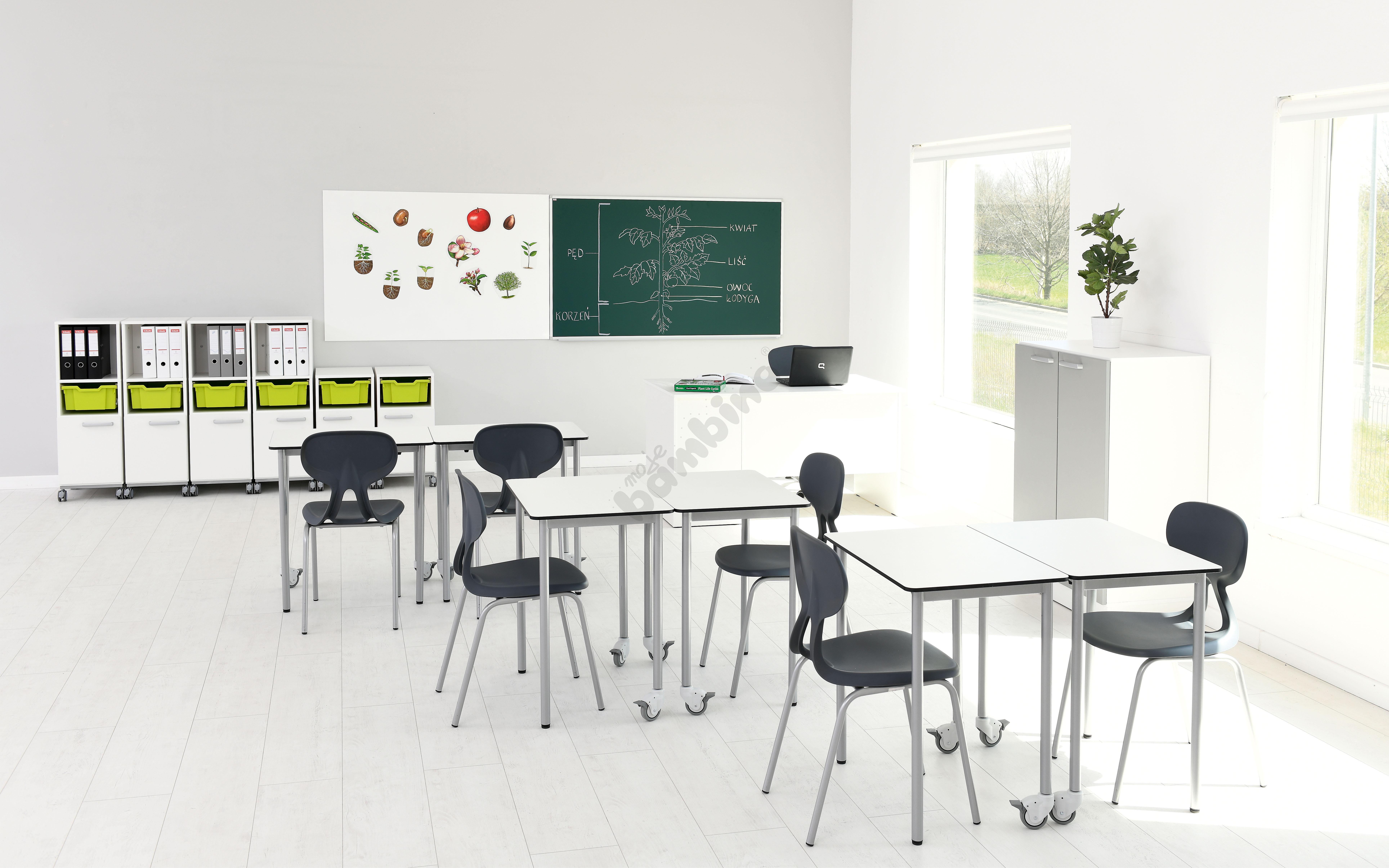 Sala szkolna z mobilnymi stołami easyMoove