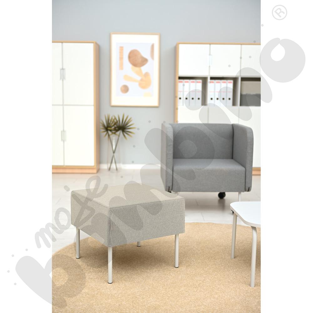 Pufa Versa 50x50 cm z plastikowymi stopkami, stelaż jasnoszary, tkanina RO37