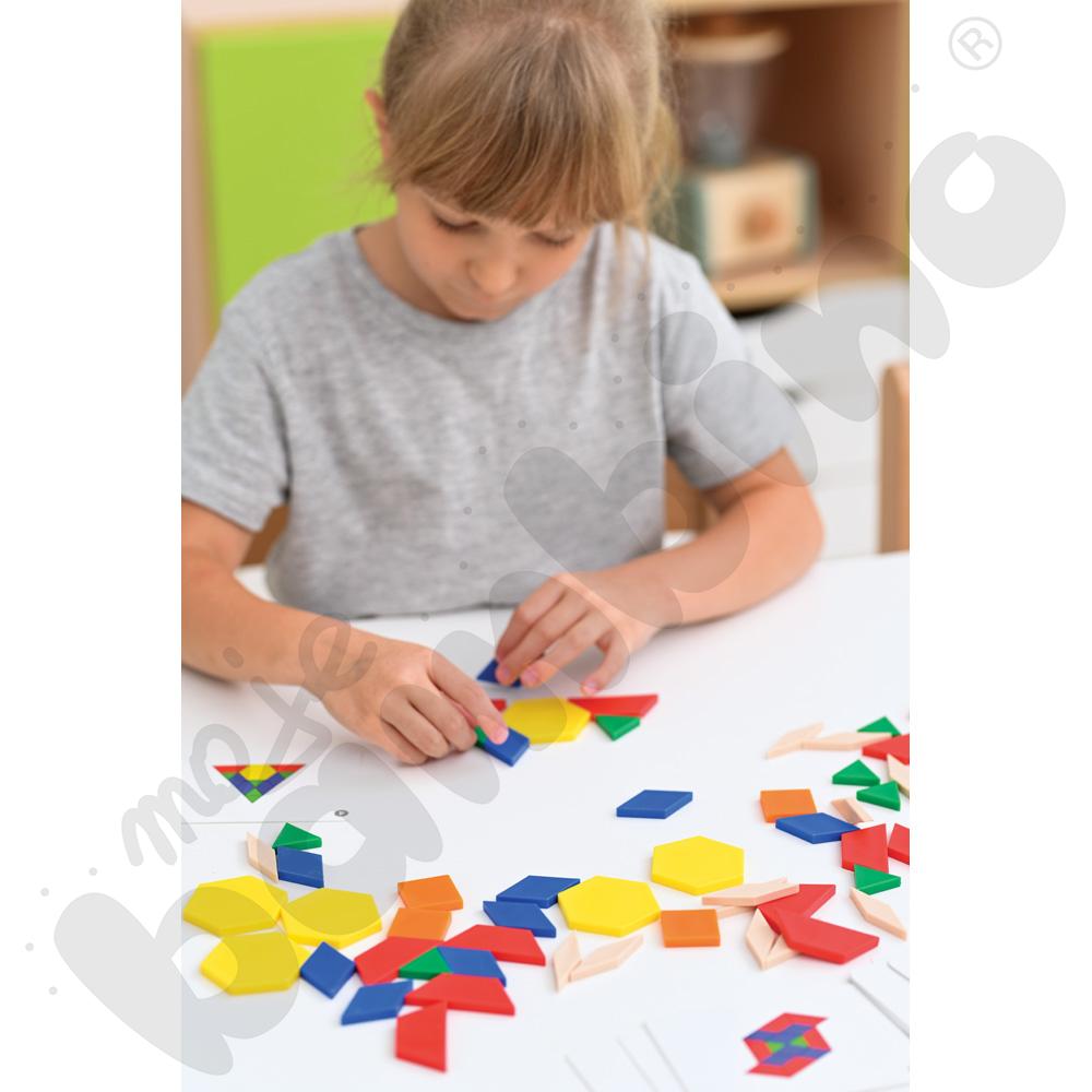 Geometryczne kształty z kartami zadań