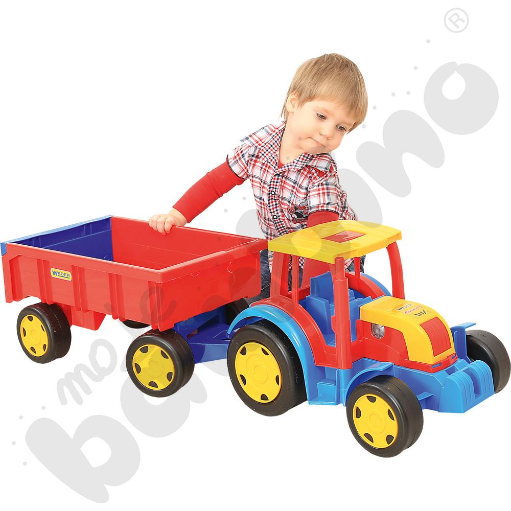 Traktor gigant z przyczepą