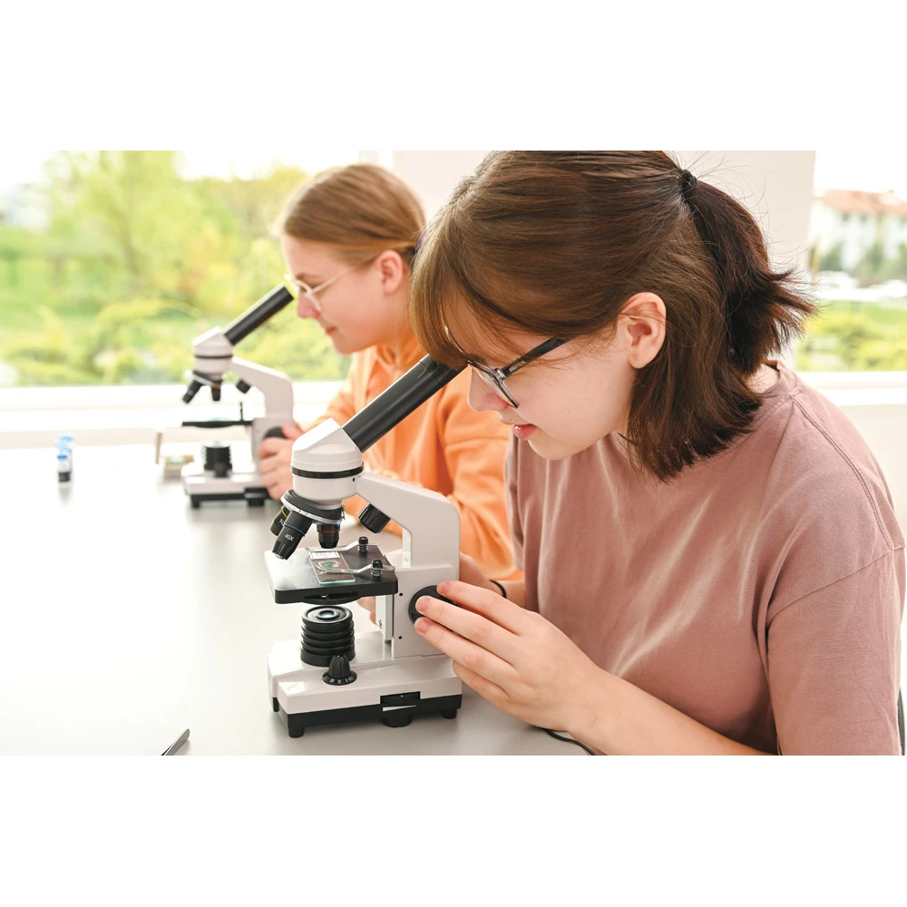 Zdjęcie mikroskopu szkolnego