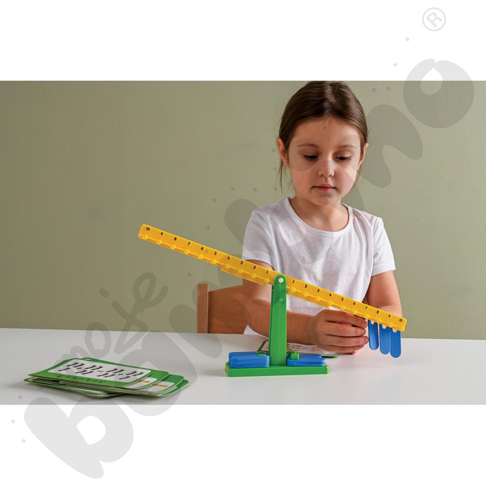 Waga matematyczna z kartami