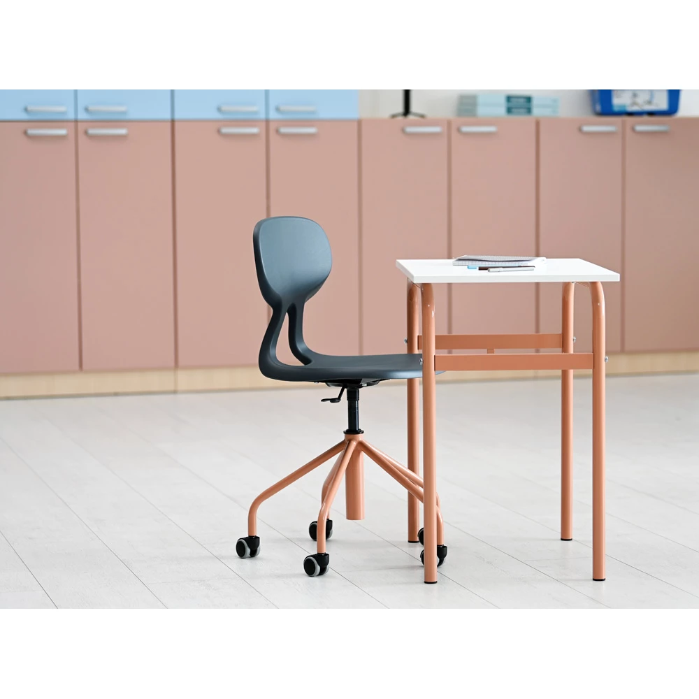 Zdjęcie mobilnego krzesła szkolnego