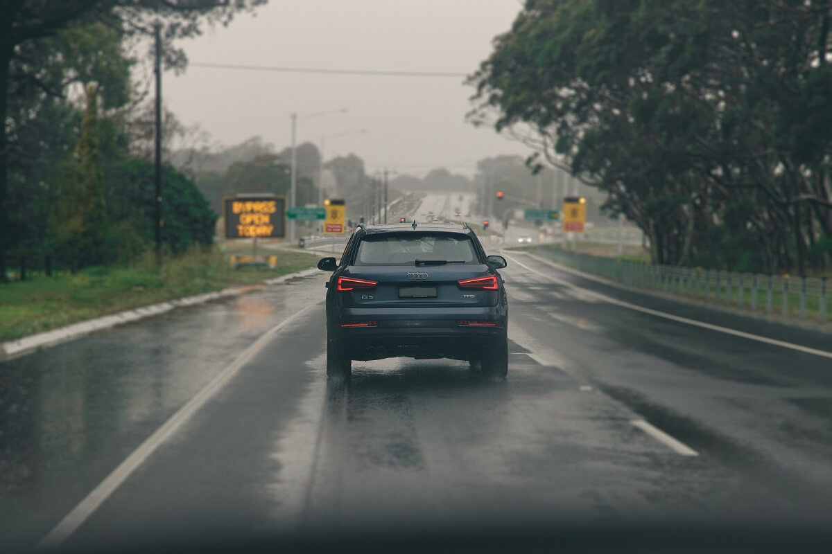 Samochód jadący w deszczu