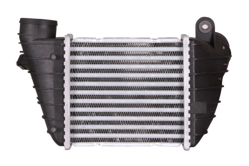 Chłodnica powietrza intercooler NISSENS 96747