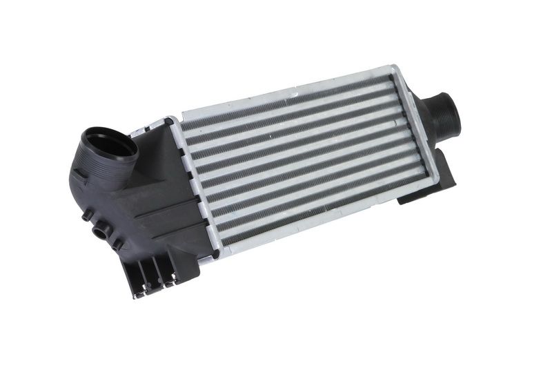 Chłodnica powietrza intercooler NISSENS 96733