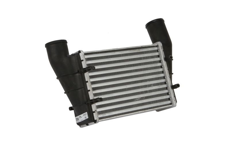 Chłodnica powietrza intercooler NISSENS 96896