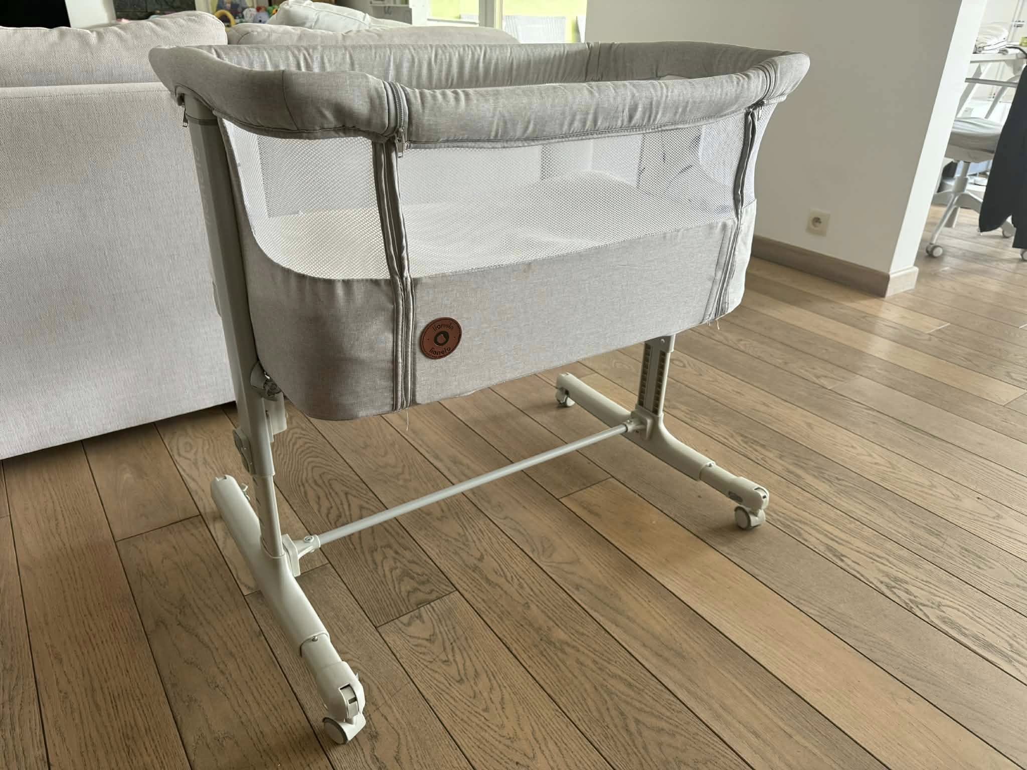 Dostawka niemowlęca + materac
Dzień dobry, mam na sprzedaż łóżeczko dostawne firmy Lionelo, model Aurora z oryginalnym materacem. Do tego dokupiony został materac z ochraniaczem polskiej firmy MMateracy, polecany przez fizjoterapeutów.

Łóżeczko użytkowane przez jedno dziecko niecałe 4 miesiące.

Możliwość regulacji wysokości i kąta nachylenia oraz funkcja kołyski.

Cena za zestaw 380 zł.