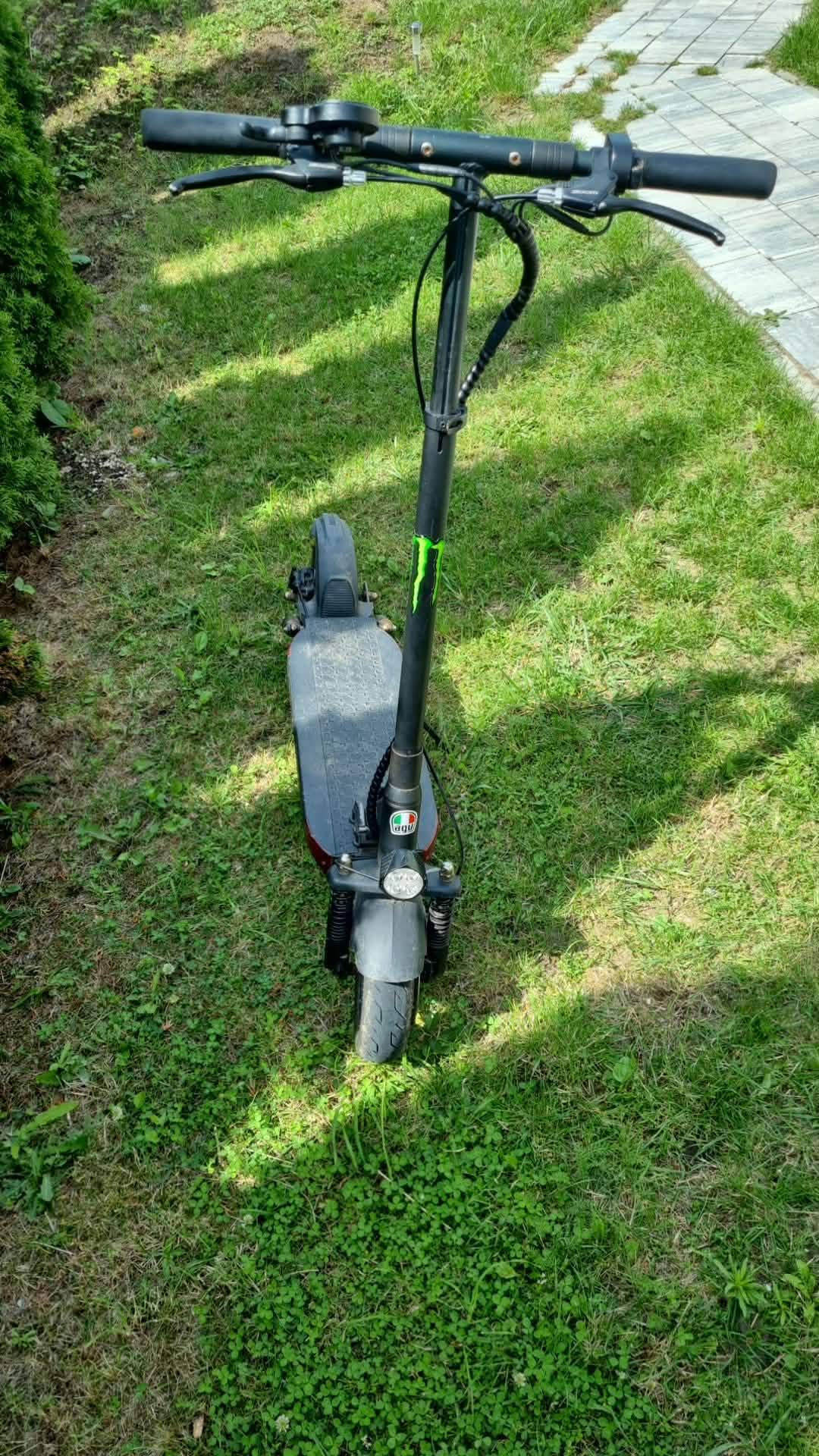 Witam mam na sprzedaż Hulajnogę marki bydue 3.0 jest w dobrym stanie jestem jej pierwszym właścicielem  jeździ , hamuje , po więcej pytań zapraszam na priv . Cena 2000tysiace do lekkiej negocjacji .