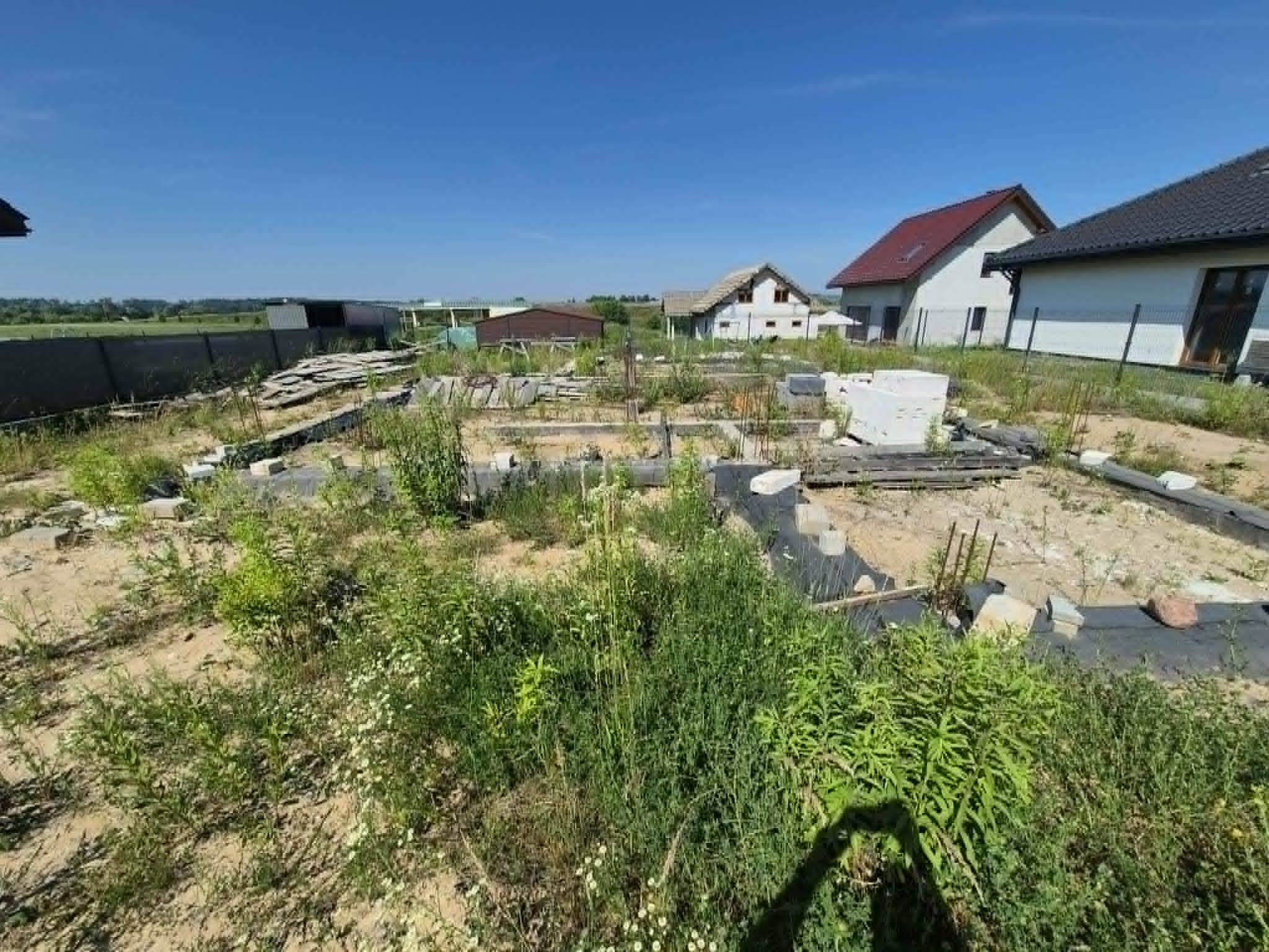 Oferuję na sprzedaż działkę o powierzchni **500 m²** z rozpoczętą budową domu. Wykonane zostały **fundamenty do stanu „zero”** (poziom gruntu), co pozwala na szybkie kontynuowanie inwestycji.

**Media:**
* prąd – zamontowana skrzynka elektryczna,
* woda gminna doprowadzona do działki,
* kanalizacja gminna doprowadzona do działki.

**Dodatkowe atuty:**
* działka ogrodzona z trzech stron (boki i tył),
* front pozostaje do wykonania według własnych preferencji,
* utwardzona droga dojazdowa oraz utwardzony odcinek drogi bezpośrednio przed działką,
* projekt domu w cenie w raz z całą dokumentacją, dziennikiem budowy i pozwoleniami.

Nieruchomość znajduje się na **Osiedlu Bajkowym** – w spokojnej i rozwijającej się okolicy, idealnej pod budowę domu jednorodzinnego.

Cena 270 000 zł

Zapraszam do kontaktu w celu uzyskania dodatkowych informacji.