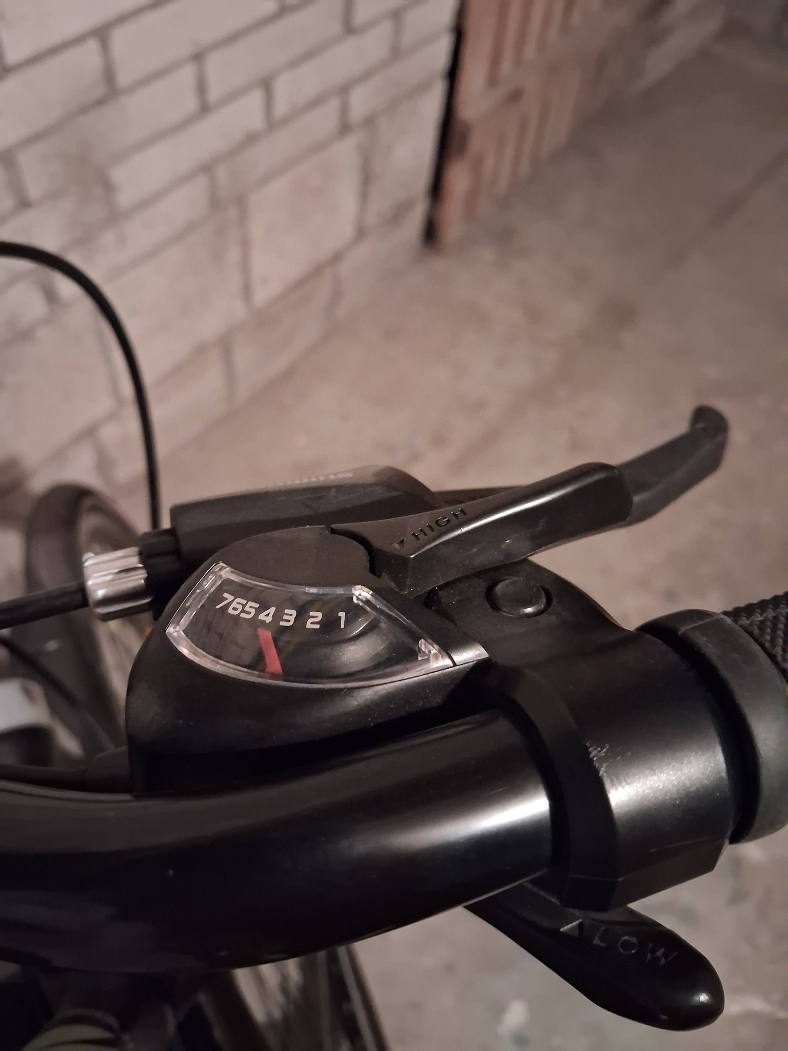 Sprzedam rower damski, miejski, solidny, koła 28cali. Rower posiada przerzutki, oświetlenie, bagażnik i wygodne siodełko. Gotowy do jazdy. Stan idealny. Cena 700zł