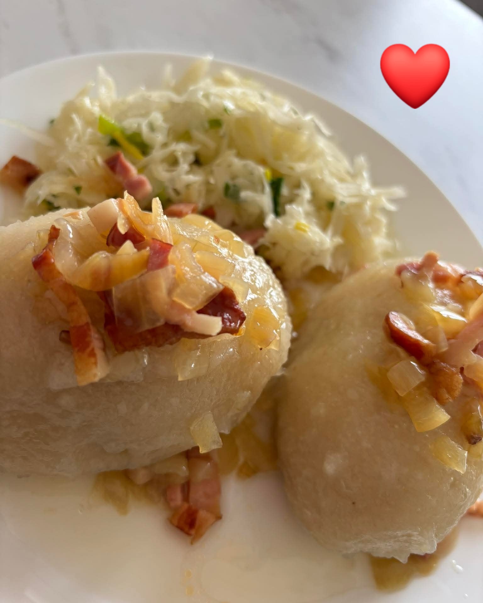 🚨 UWAGA, UWAGA! 🚨  
Kartaczowa Sobota 

🥣 ZUPA SZCZAWIOWA- coś na dobry początek.

🥔 A skoro sobota, to wiadomo…  
KARTACZE z okrasą i kapustą kiszoną lecą na stół!  
Duże, konkretne i tak sycące, że po dwóch człowiek zaczyna planować drzemkę jeszcze zanim odłoży widelec 🤝😂

Okrasy nie żałujemy, kapusta robi robotę, a cały zestaw smakuje tak, że cisza przy stole jest gwarantowana… poza odgłosami mlaskania 😅

Kto dziś wpada na kartacza? 👀🥔
📞 517 256 530