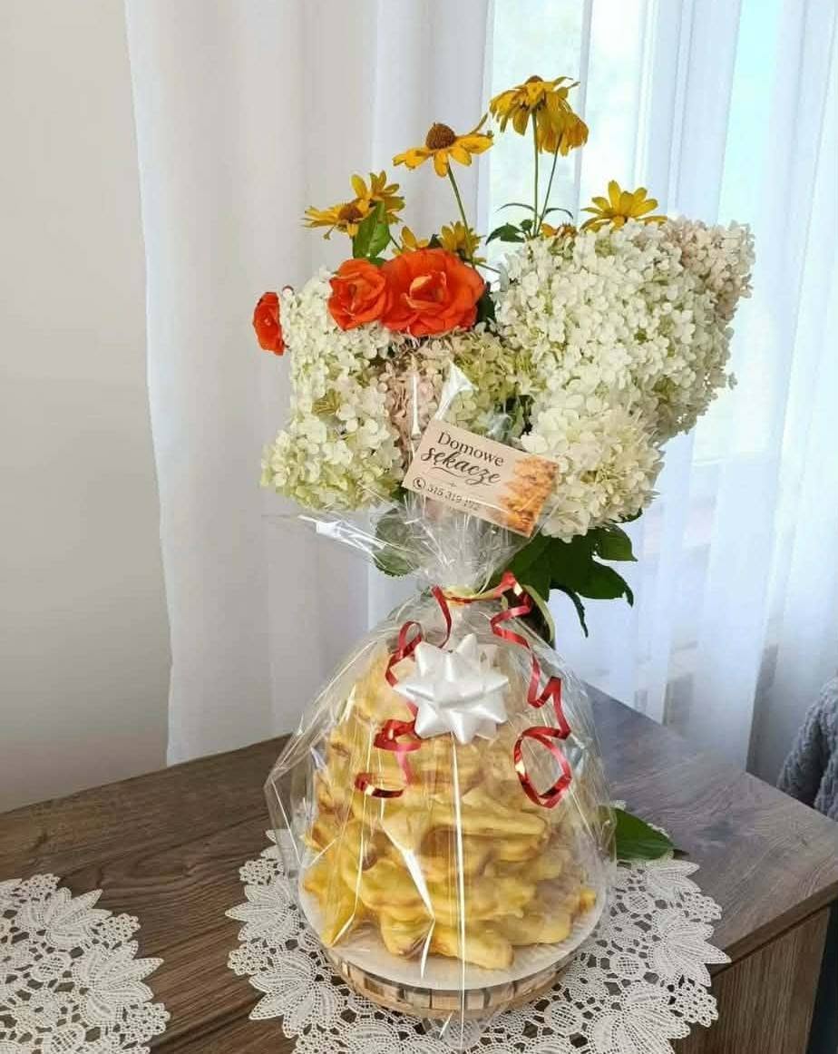 Witam!🌹Kochani, zapraszam serdecznie do składania zamówień na Domowe, Pyszne, Świeże i co najważniejsze Wilgotne Sękacze❤. Sękacze wykonuję z Wiejskich Jaj🐔🥚masła,🧈 śmietanki oraz soku z cytryny.🍋 Wypieki nie zawierają substancji konserwujących oraz polepszaczy smaków. Idealne na każdą okazję - święta, uroczystości czy słodki prezent!🌹🍰🥰🌼. Zamówienia z tygodniowym wyprzedzeniem. Również wysyłamy w różne strony Polski a także za granicę. 🚗✈️. Zapraszamy serdecznie do kontaktu i rezerwacji!!! 💓🌷Tel. 515 319 192.