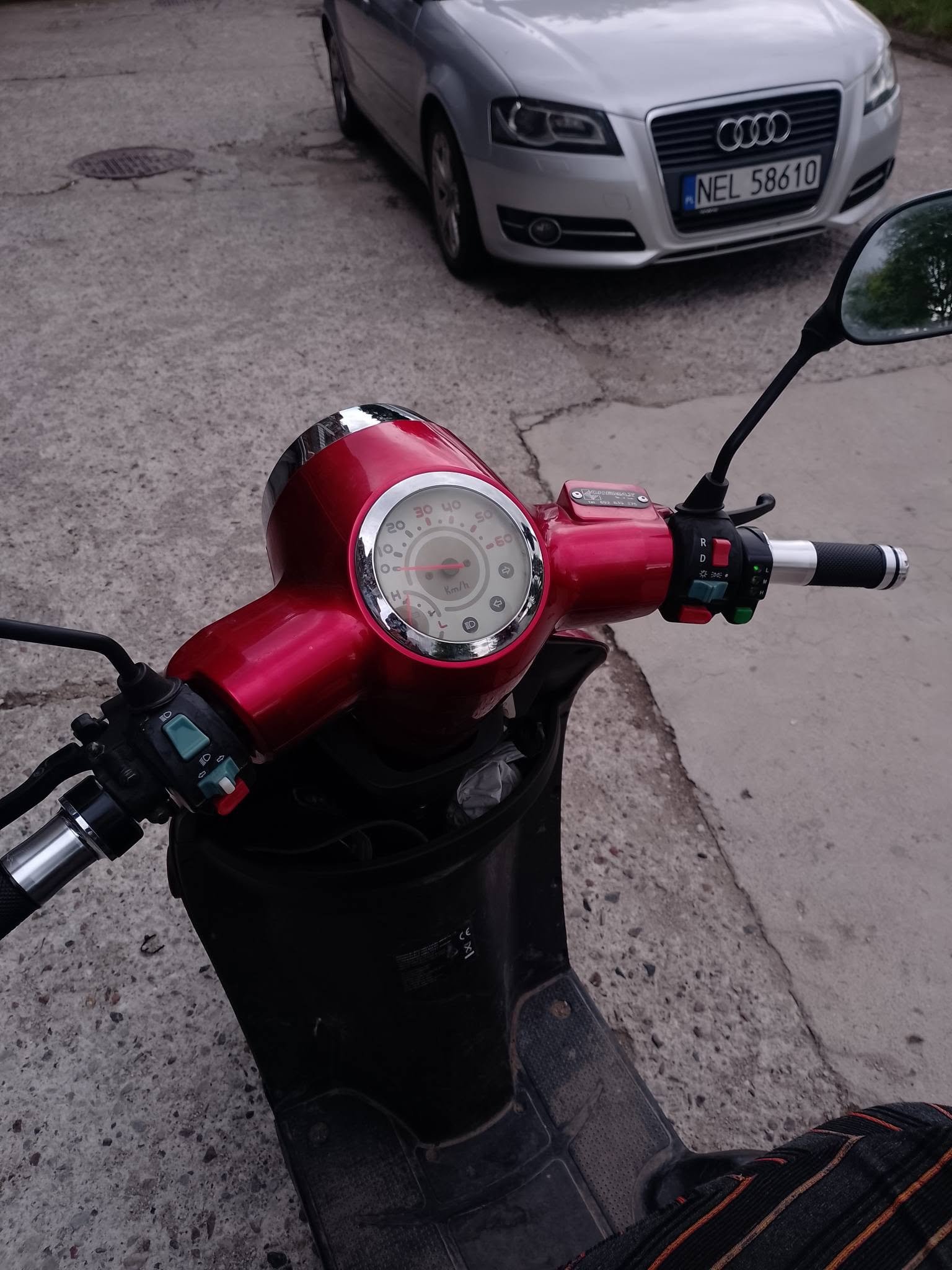 Na sprzedaż oferuję skuter elektryczny dla osób z niepełnosprawnością ZTECHBIKE ZT-15, rok produkcji 2022

Najważniejsze informacje:

Model: ZTECHBIKE ZT-15
Rok produkcji: 2022

Wyświetlacz LED
Prędkościomierz
Licznik przebiegu
TYP BATERII - kwasowo-ołowiowa ( wymieniona pół roku temu na nową )
Maksymalny zasięg po pełnym naładowaniu: 45 do 60 km.W pełni sprawny i gotowy do jazdy

Skuter zapewnia wygodne i stabilne przemieszczanie się, sprawdzi się zarówno na co dzień, jak i podczas dłuższych spacerów czy zakupów.

Możliwość obejrzenia i sprawdzenia skutera na miejscu. W razie pytań zapraszam do kontaktu – chętnie udzielę dodatkowych informacji. Cena 2000 zł - Tel. 502 275 995