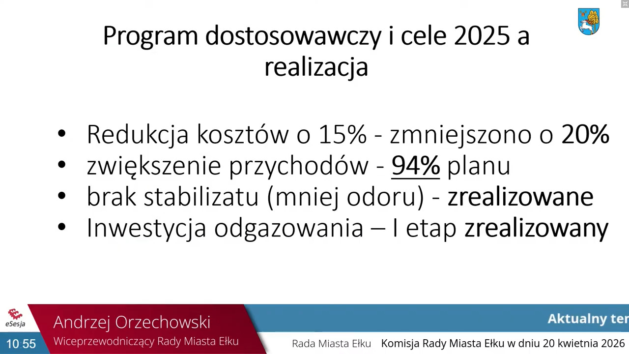 Paradoks oszczędności: Prezentacja chwali się, że koszty zredukowano aż o 20% (przebijając plan o 5 punktów procentowych), a przychody zrealizowano w 94%. Z biznesowego punktu widzenia to świetny wynik. Z punktu widzenia mieszkańca pojawia się natychmiastowe pytanie: Skoro tak drastycznie ścięto koszty i spółka dobrze zarabia, to dlaczego w ogóle mowa o jakichkolwiek podwyżkach?

Kto funduje ekologię: Realizacja pierwszego etapu odgazowania i pozbycie się stabilizatu (redukcja odoru) to drogie inwestycje infrastrukturalne. Slajd sugeruje, że miasto/spółka świetnie sobie radzi z optymalizacją, ale w praktyce wygląda na to, że "program dostosowawczy" polega po prostu na dostosowaniu stawek opłat do rosnących potrzeb inwestycyjnych. Koszty operacyjne mogły spaść, ale ciężar modernizacji i tak został w całości przerzucony na taryfy dla mieszkańców.

Wizerunkowy strzał w kolano: Pokazywanie takich twardych danych na komisji Rady Miasta (datowanej na 20 kwietnia 2026 r.) w momencie, gdy przepychane są podwyżki, jest komunikacyjnym błędem. Wysyła to sygnał: "Zarządzamy tak dobrze, że w nagrodę zapłacicie więcej".

Andrzeju... gratuluje. Córka na studiach, potrzebuje "rozmydlającej" prezentacji.  Wiesz, takie typowe, zniechęcające, działające jak zasłona dymna godzinne pierdu pierdu i tak pomyślałem o tobie, że skoro masz już doświadczenie... pomożesz? Dam ci żwirek dla kota :) Deal?