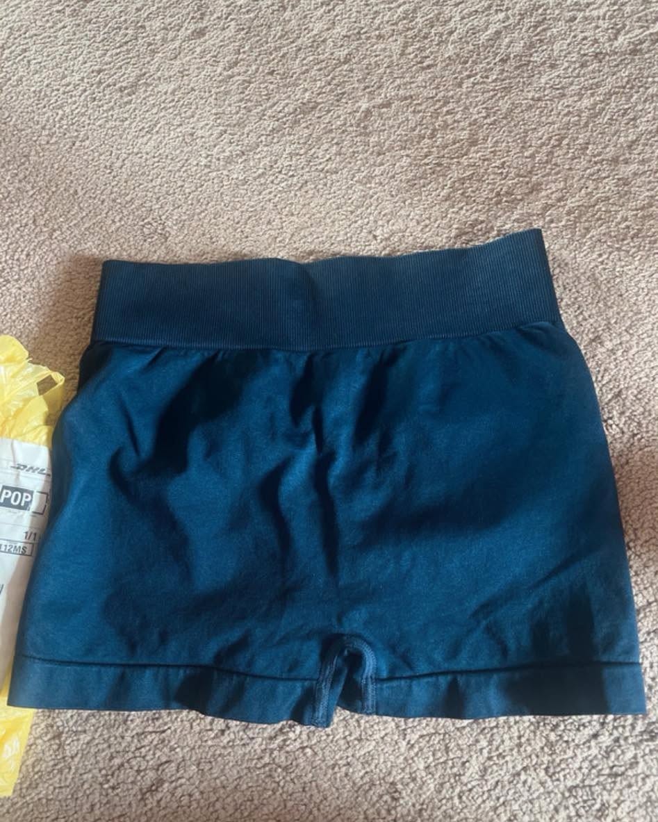 Dzień dobry. Próbuje odnaleźć swoją paczkę. A mianowicie zamówiłam bluzę szarą dresową w rozmiarze s do paczkomatu DHL przy wojska polskiego 60 i odebrałam paczkę a tam spodenki damskie w rozmiarze s granatowe. Czy może jest tu osoba która ma moją bluzę? Nie mam numeru do kuriera ani nic bo to zamówienie przez vinted
with 2 Attachments: