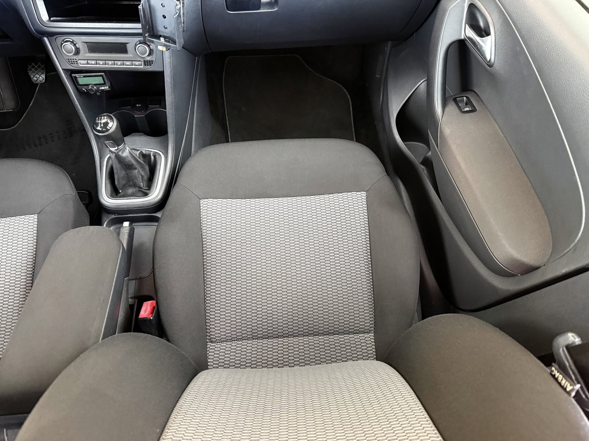 Witam

Przedmiotem ogłoszenia jest VW Polo V generacji w bardzo dobrym stanie technicznym i wizualnym

Rok produkcji 2013

Pierwsza rejestracja 2013

Oryginalny przebieg 191 tys km.

Silnik pracuje idealnie, a skrzynia płynnie zmienia biegi

Sprowadzony pół roku temu z Niemiec od II właściciela od nowości, zarejestrowany i ubezpieczony

Wszystkie szyby oryginalne łącznie z czołową

Nie wymaga wkładu finansowego po zakupie

Wyposażenie:

1. Silnik 1.2 TDI 75 KM (trwały silnik, bardzo niskie zużycie paliwa i dobre osiągi)

2. Tempomat i ogranicznik prędkości

3. Podgrzewane fotele

4. Klimatyzacja automatyczna climatronic (sprawna)

5. Elektrycznie sterowane lusterka + podgrzewane

6. Elektryczne szyby

7. Start/Stop

8.  ESP

9. Skórzana kierownica

10. Podwójna podłoga w bagażniku

11.  ISOFIX

12. System kontrolujący ciśnienie w oponach

13. Światła przeciwmgielne z przodu i z tyłu

14. Wspomaganie kierownicy

15. Komputer pokładowy

16.  8 poduszek powietrznych

17. Klimatyzowany schowek

Zgadzam się na sprawdzenie auta w każdym serwisie na koszt kupującego.

Nie mam nic do ukrycia, można przyjechać z miernikiem, komputerem czy zaprzyjaźnionym mechanikiem

Serdecznie zapraszam na oględziny i jazdę próbną

Cena do rozsądnej negocjacji na miejscu

Umowa kupna-sprzedaży

Cena 17 900 zł

Lokalizacja Ełk