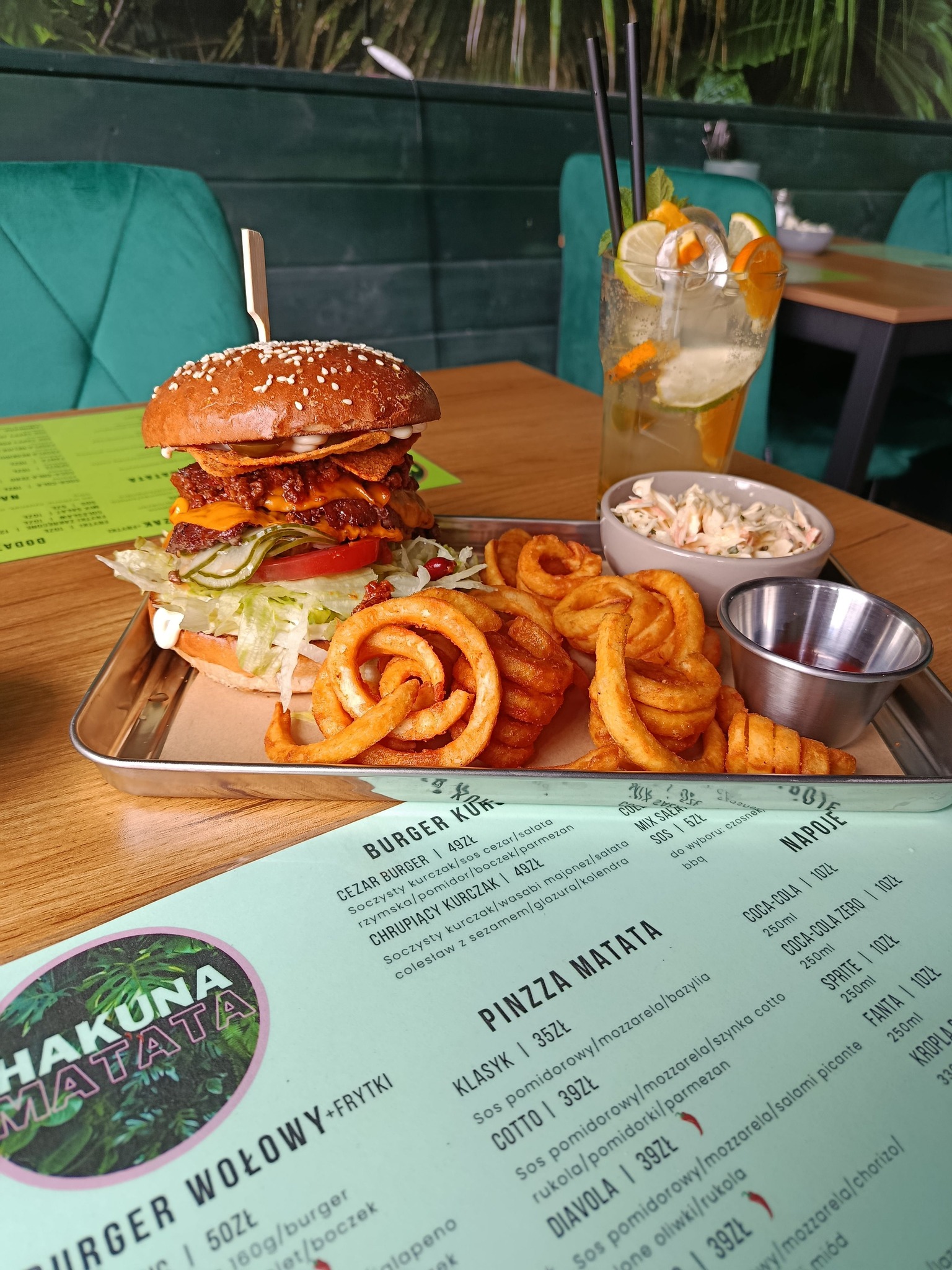 Nowy lokal na mapie Ełku 😋 i pyszny konkurs.
Kochani! Bistro Hakuna Matata zaprasza do udziału w naszym konkursie! 🎉

Do wygrania mamy 2 zestawy dla 2 par, czyli 2 razy po 2 sztuki zestaw burger, frytki i napój! 🍔🍟🥤

Co trzeba zrobić? To proste! 
1. Polub naszą stronę 👍 Hakuna Matata  
2. Udostępnij ten post 🔄
3. Napisz w komentarzu, z kim przyjdziesz zjeść! 💬

Komentarz, który zbierze najwięcej lajków, wygrywa! A więc będą dwa zwycięskie komentarze! 🏆

Konkurs trwa do 08.05.2026. Nie przegapcie tej szansy! Czekamy na Wasze zgłoszenia! 🍽️❤️

#HakunaMatata #Konkurs #BurgerTime