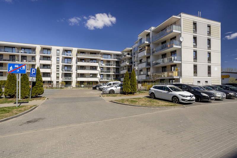 Na wynajem kawalerka o pow. 33,88 m2 w Ełku przy Miłosza 1 z miejscem parkingowym.

nowe budownictwo
blok z windą
miejsce parkingowe pod budynkiem
dogodna lokalizacja
Mieszkanie znajduje się w świetnej lokalizacji, przy ul. Miłosza 1 - blisko centrum miasta, blisko ogródków działkowych znajdujących się na obrzeżach granic miasta.
 Metraż oferowanej nieruchomości to 33,88 m2, w skład którego wchodzi:
 - salon z aneksem kuchennym i wyjściem na duży taras
 - łazienka z w.c. wyposażona w pralkę i prysznic
 Dodatkowo do użytku miejsce postojowe zlokalizowane pod zadaszeniem.
 Klatki usytuowane są od strony podwórza.
 Nieruchomość znajduje się na IV piętrze. Mieszkanie w pełni umeblowane i wyposażone.
 
 To idealna propozycja dla osób szukających ładnego, wykończonego mieszkania w dobrej lokalizacji. 
 
 Koszt najmu to 1800 zł odstępnego za całość ( z miejscem postojowym) + czynsz 350 zł, zużycie prądu i wody (na podstawie rachunków wystawianych raz w miesiącu).
 Kaucja zwrotna w kwocie 2000 zł.
 
 Preferowany wynajem okazjonalny na 12 miesięcy.
 
 Mieszkanie dostępne od zaraz.
 
 Zainteresowanych zapraszam do kontaktu w celu umówienia prezentacji.
 
 Magdalena Morusiewicz
 
 tel. 882-175-401
 
 e-mail: m. morusiewicz@freedom.pl
 
 Zapraszam też do naszego oddziału w Ełku, ul. Wojska Polskiego 23B.