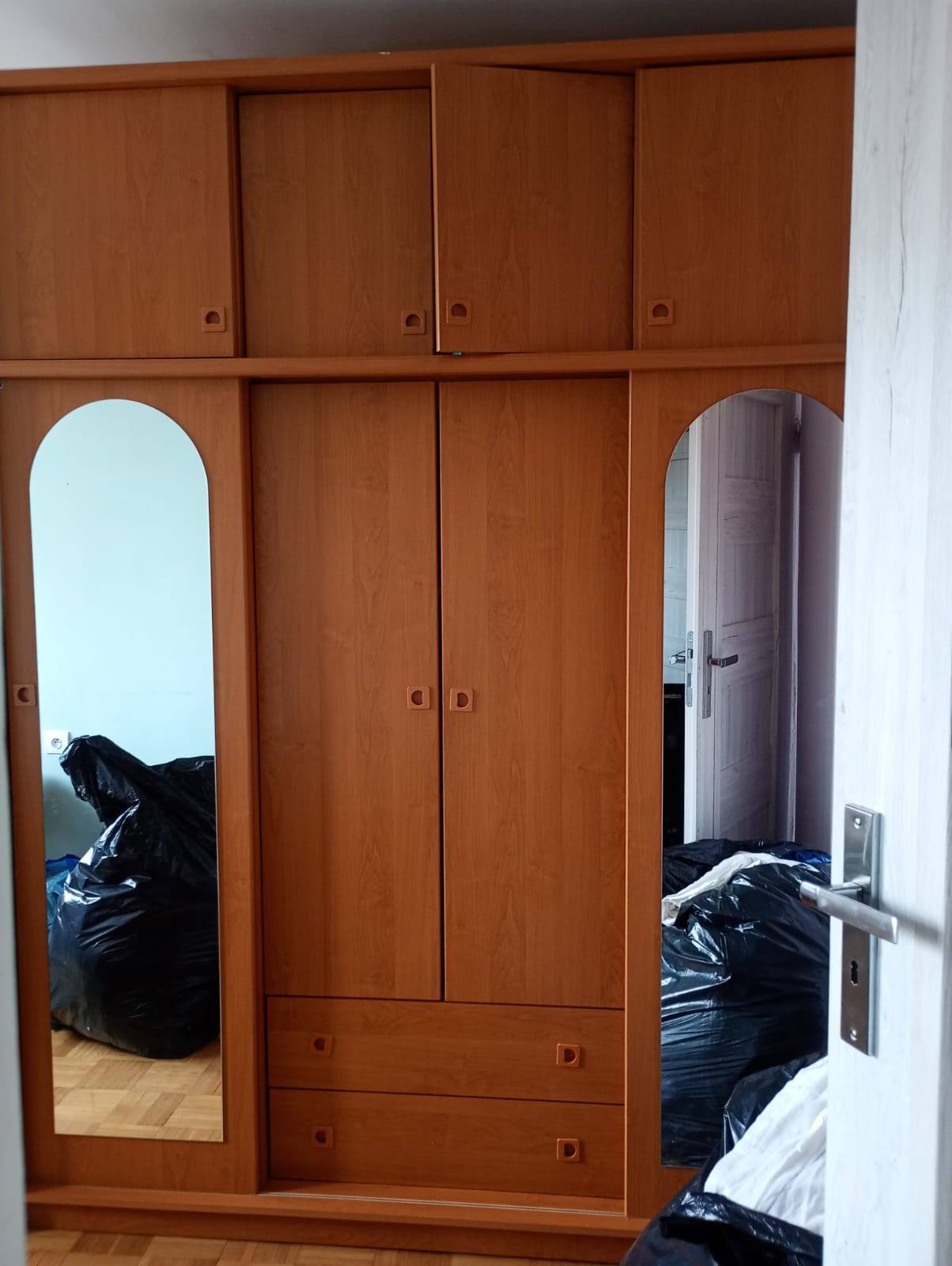 Sprzedam szafę. Bardzo pojemna, wykonana z solidnego drewna oraz z porządnymi zawiasami. Możliwa pomoc w rozkręceniu oraz zniesieniu.
850 zł.
with 2 Attachments: