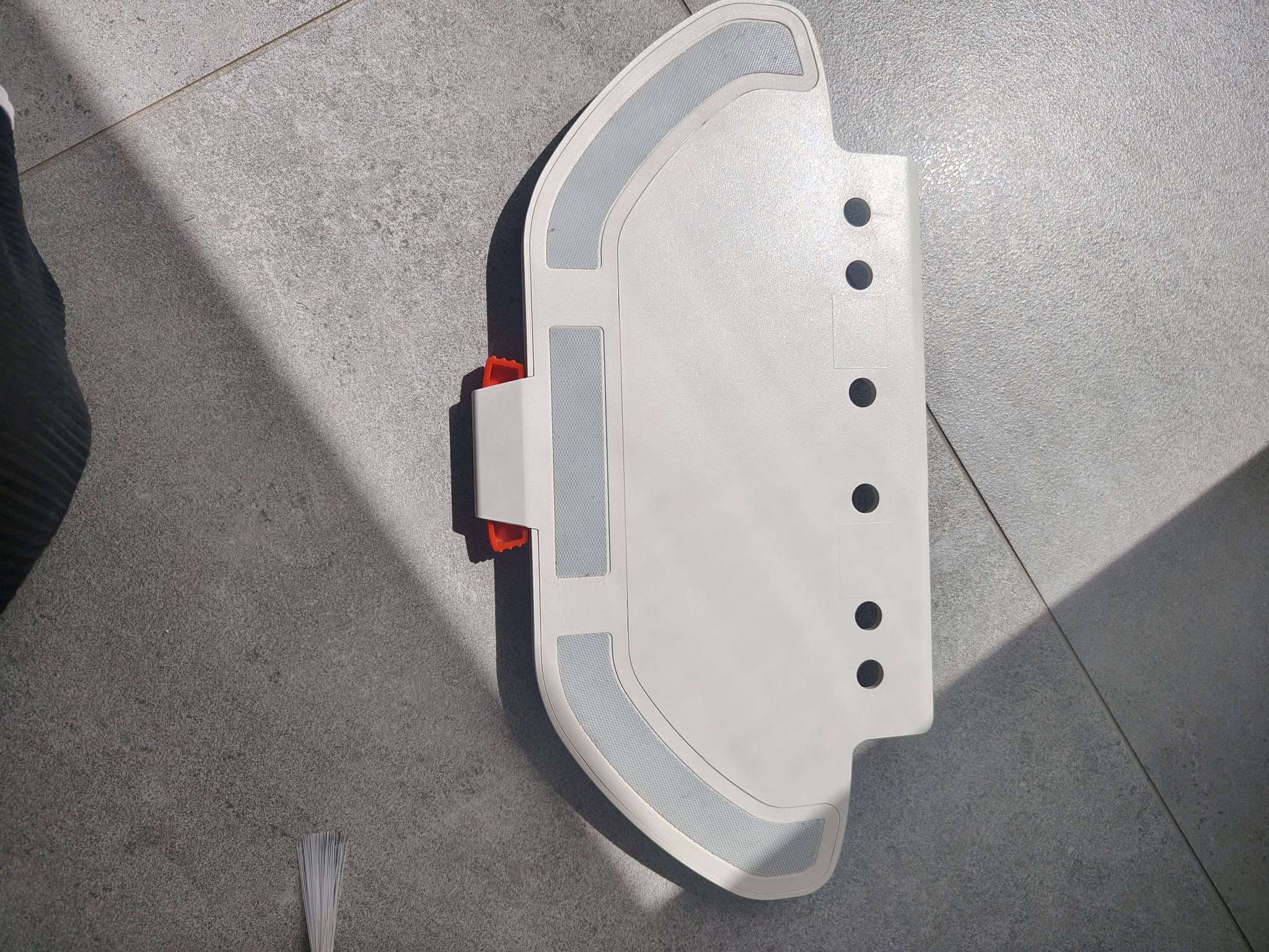 Robot sprzątający Xiaomi Vacuum S10 biały z funkcją mopowania:

-mocny silnik bezszczotkowy.
Nadaje się do odkurzania wszystkich podłóg twardych. Dodatkowo liczne czujniki (m.in. krawędzi, antykolizyjny), 3 różne ustawienia wody pozwalają na dostosowanie jej ilości do rodzaju podłóg i ich stopnia zabrudzenia. 
obsługuje technologię Wi-fi, umożliwia pełną obsługę za pomocą aplikacji Mi Home. Dodatkowo wirtualna ściana pozwala wyznaczyć miejsca, w które robot ma nie wjeżdżać,

W zestawie pojemnik na kurz, zbiornik na wodę, szczotka główna, szczotka do czyszczenia, szczotka boczna, stacja ładująca, ładowarka, podkładka, dokumentacja.
Zarysowania widoczne na zdjęciach.

Cena 400zł.