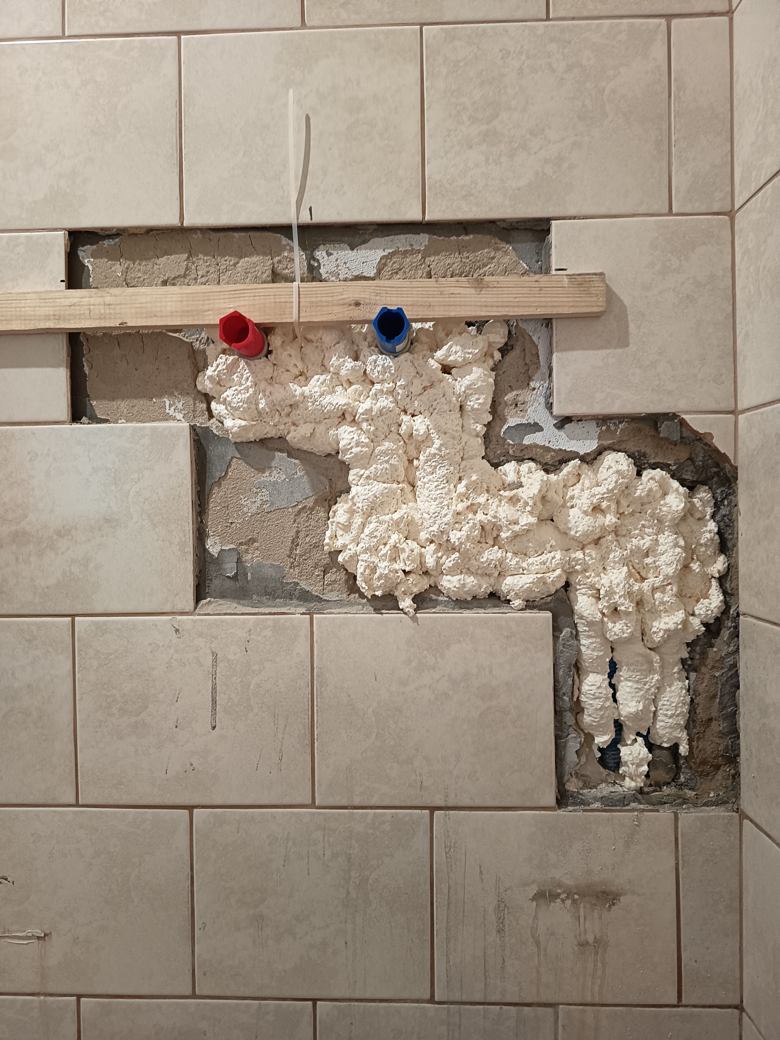 Potrzebuję usługi przyklejenia 6 płytek,ul.J.Pawła II tel.kontaktowy 514043048