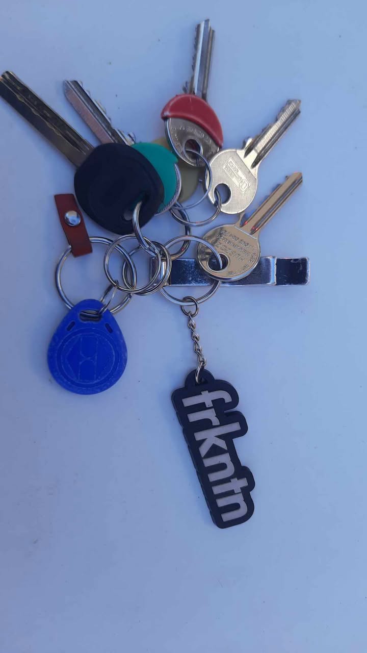 Klucze znalezione przy wiacie śmietnikowej ul . Słowackiego 30 . Skomentuj post ,żebym mógł je oddać.