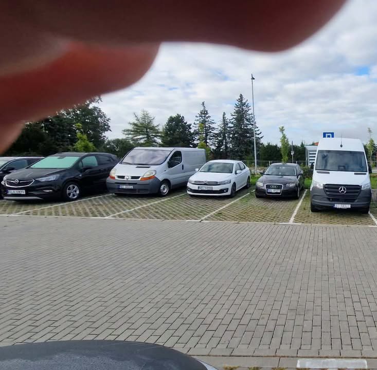 Witam ponowna informacja dla uczniów Zespol szkol nr 1 ( chemiak) oraz mieszkancow osiedla Tuwima. Kolejny raz parking dla busow na parkingu przy kosciele zastawiony samochodami osobowymi. Stoi tam znak 7x Bus.  Straz miejska juz jest poinformowana. Do konca tygodnia bedzie bez mandatow. Nikt nie chce nikomu robic problemow. Prosze sie dostosowac.