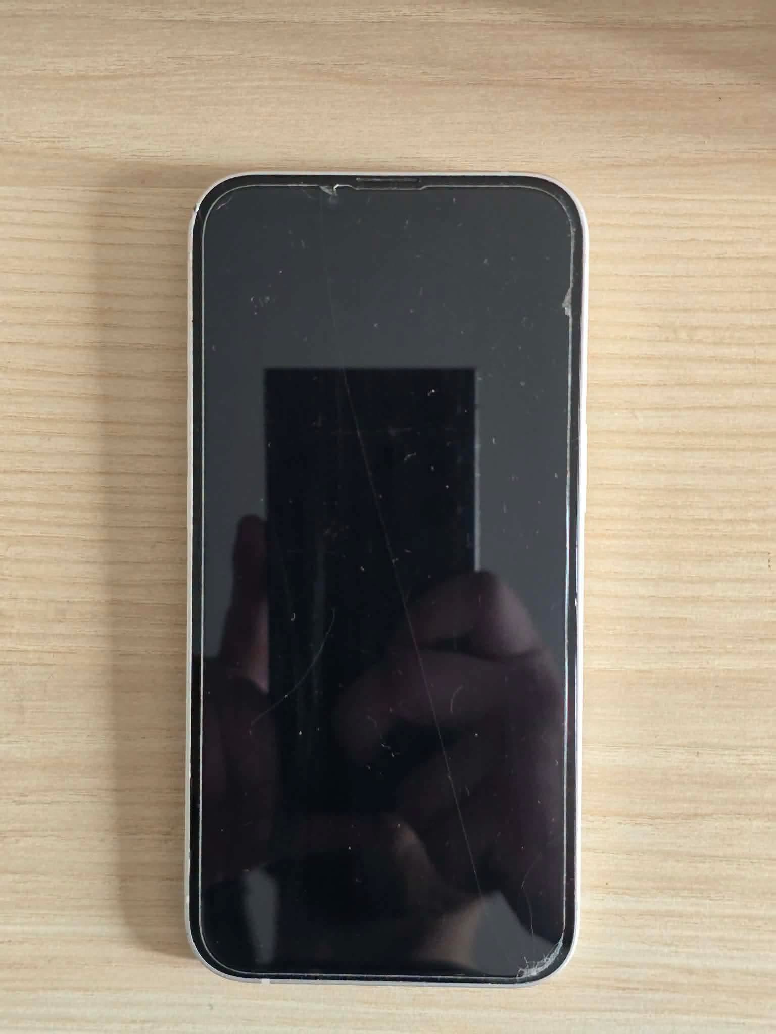 📱 **iPhone 14 128 GB, sprawny, komplet, 1350 zł**

Sprzedam iPhone’a 14 w wersji 6 GB RAM i 128 GB pamięci. 

Telefon jest w dobrym stanie, w pełni sprawny i bez problemu nadaje się do komfortowego, codziennego użytkowania.

Ekran nie jest pęknięty ani uszkodzony, od początku zabezpieczony szkłem ochronnym. Obudowa bez poważnych wgnieceń i większych uszkodzeń. Telefon był faktycznie użytkowany przez niecałe dwa lata.

Sprzedaję, ponieważ nie spełnia już moich wymagań zawodowych. Potrzebuję bardziej kieszonkowego komputera niż telefonu z nadgryzionym jabłkiem 😄 Dla przeciętnego użytkownika nadal będzie jednak bardzo dobrym, szybkim i bezproblemowym urządzeniem.

**W zestawie:**

✔️ Oryginalne pudełko
✔️ Ładowarka
✔️ Dowód zakupu
✔️ Szkło ochronne na ekranie

Zapraszam osoby zdecydowane. Rozsądna negocjacja ceny oczywiście możliwa.

💰 **Cena: 1350 zł**
📞 **Kontakt: 783 883 999**
